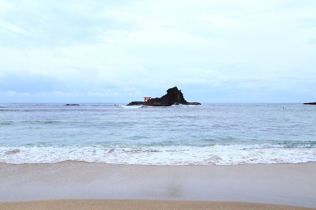 守谷海岸の渡島と赤い鳥居