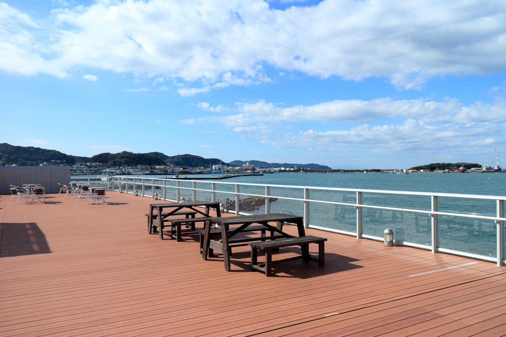 渚の駅のテラスと館山湾