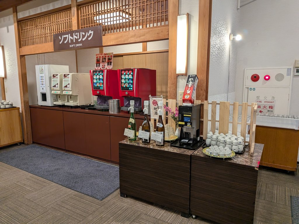 南国ホテルのドリンクバーコーナーに並ぶ地酒と日本酒サーバー