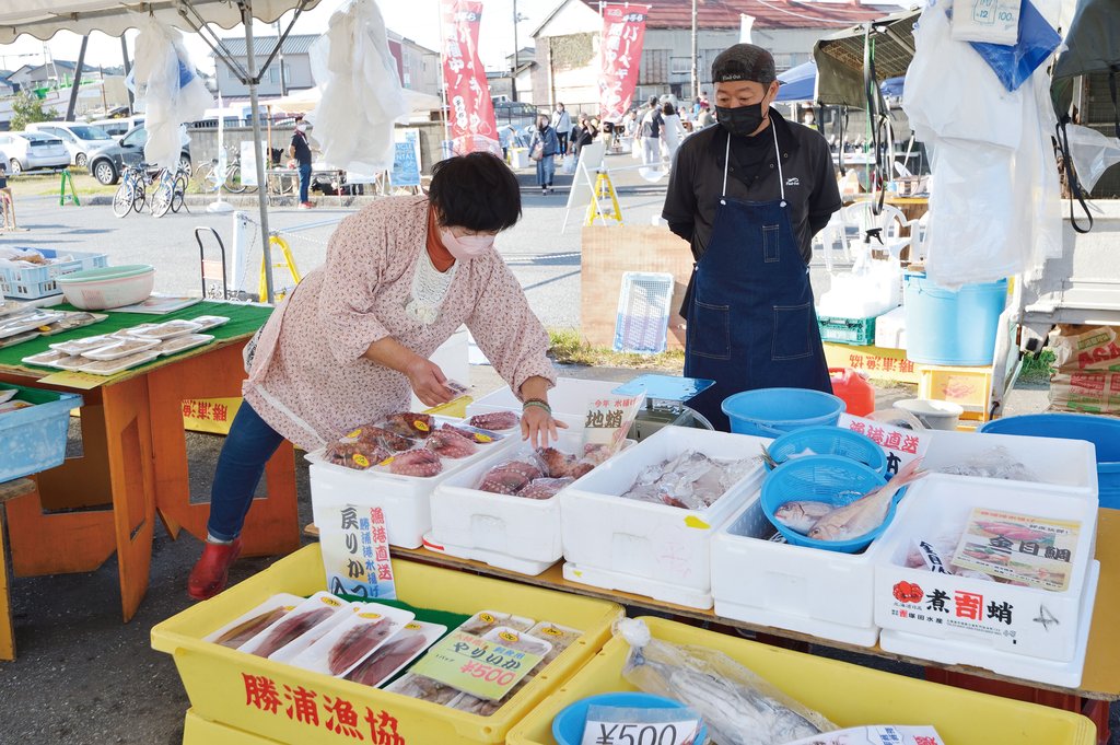 大原漁港 港の朝市の新鮮な魚介の販売