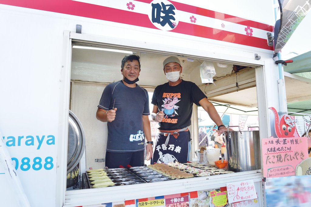 大原漁港 港の朝市の炭火で焼く浜焼き