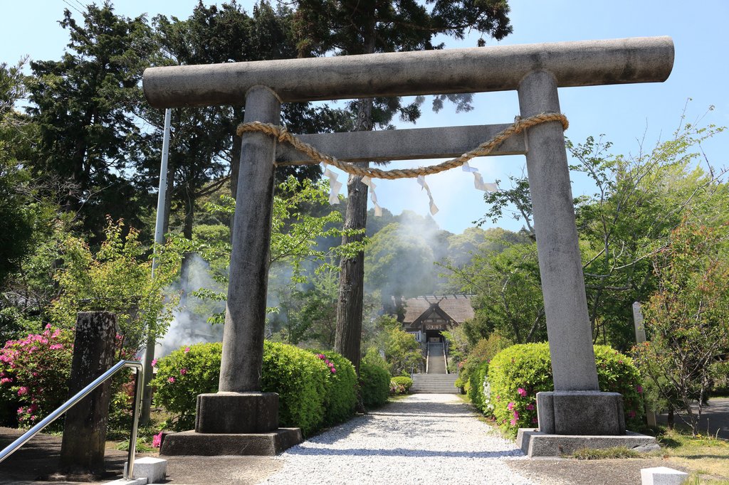 高家神社の鳥居と参道